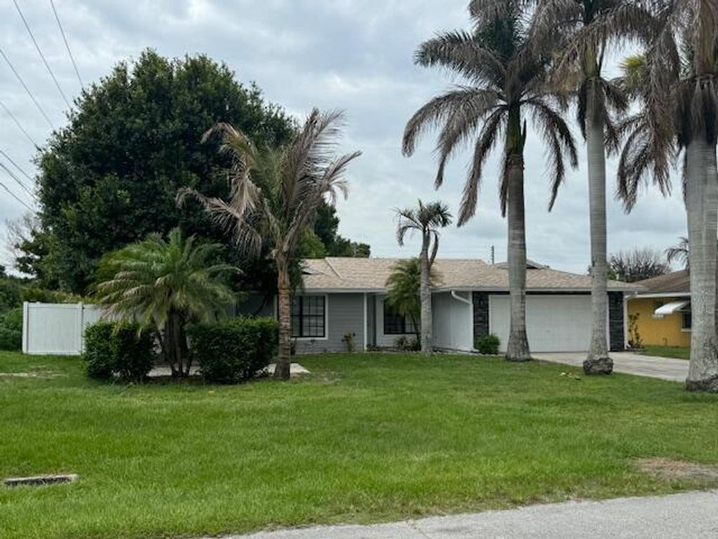 699 Ixoria Avenue, Fort Pierce, FL 34982