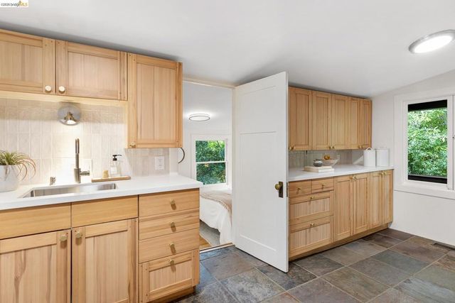 1101 Mountain Blvd, Oakland, CA 94611
