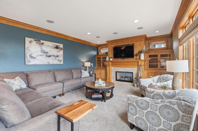 1267 Mary Hill CIRCLE, Hartland, WI 53029