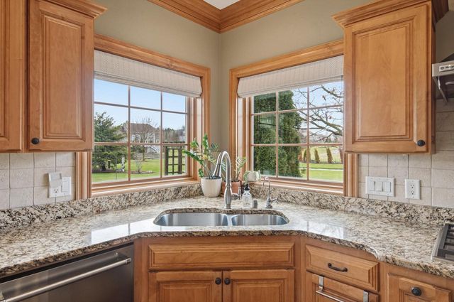1267 Mary Hill CIRCLE, Hartland, WI 53029