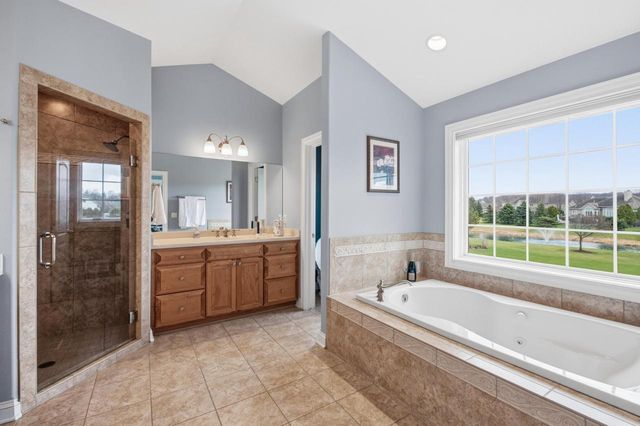 1267 Mary Hill CIRCLE, Hartland, WI 53029