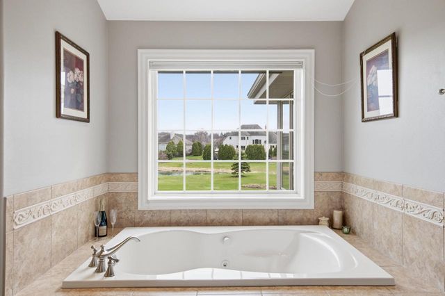 1267 Mary Hill CIRCLE, Hartland, WI 53029