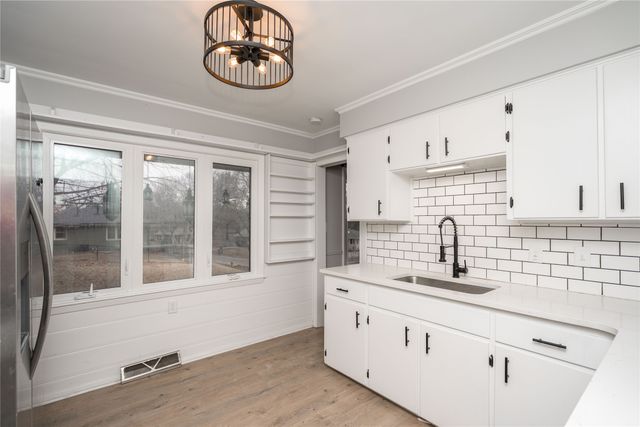 2101 30th Street, Des Moines, IA 50310