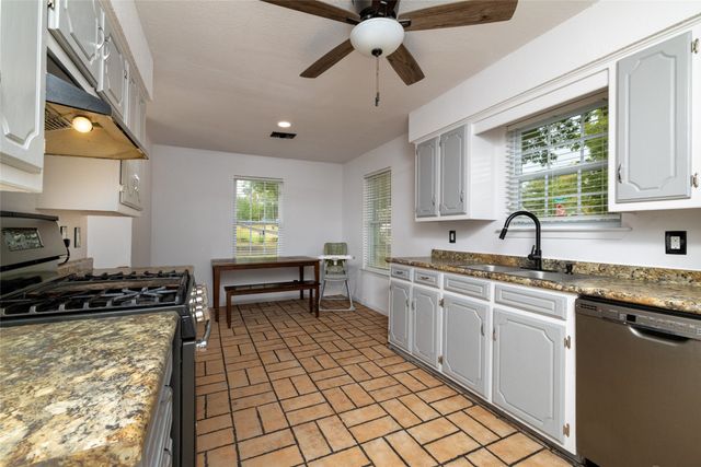 300 Broadway Street, Whitesboro, TX 76273