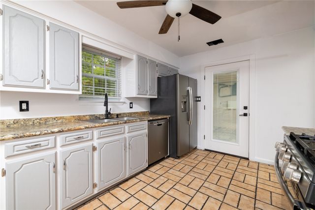 300 Broadway Street, Whitesboro, TX 76273
