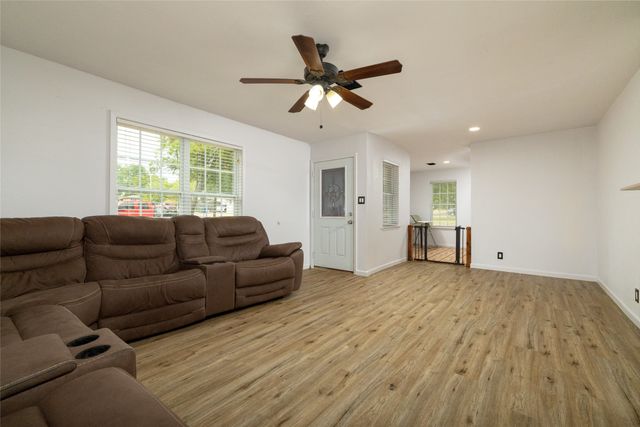 300 Broadway Street, Whitesboro, TX 76273