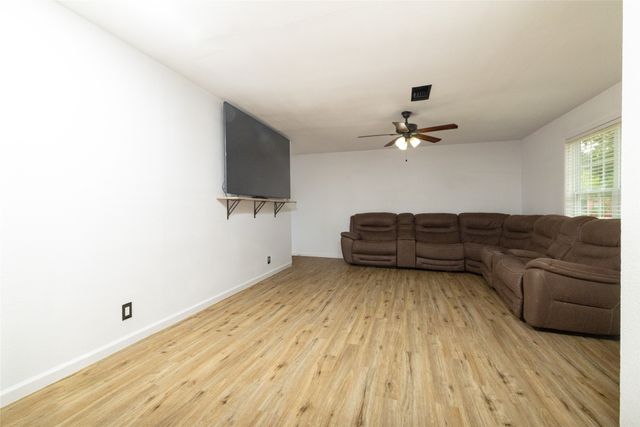 300 Broadway Street, Whitesboro, TX 76273