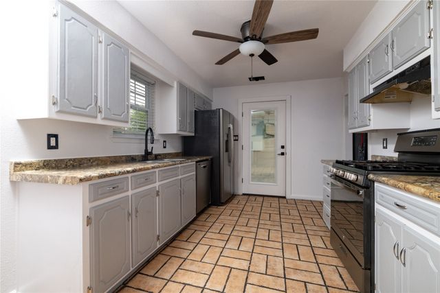 300 Broadway Street, Whitesboro, TX 76273
