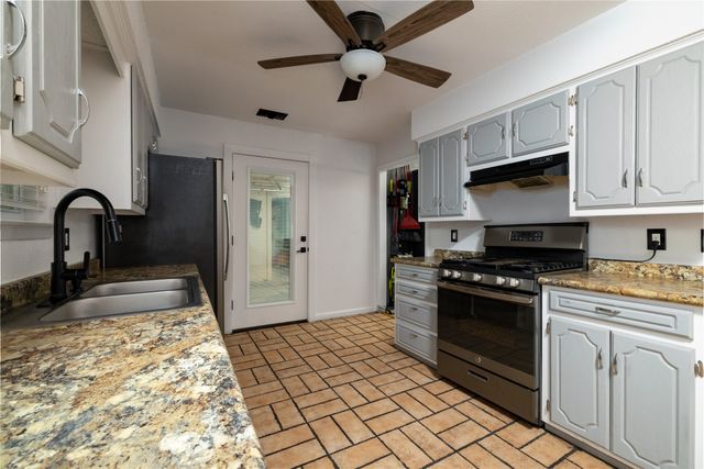 300 Broadway Street, Whitesboro, TX 76273