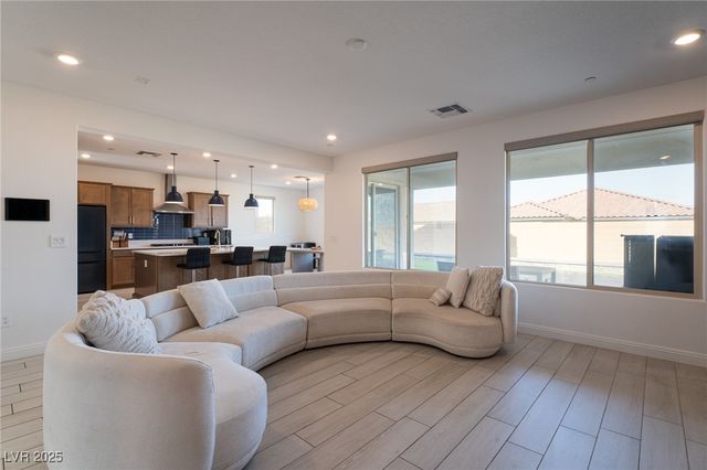 6486 Vanhoven Crest Street, Las Vegas, NV 89166