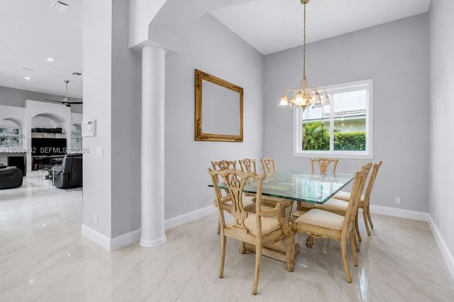 3852 Oak Ridge Cir, Weston, FL 33331