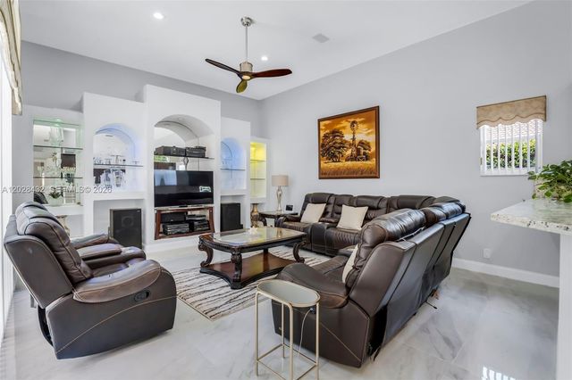 3852 Oak Ridge Cir, Weston, FL 33331