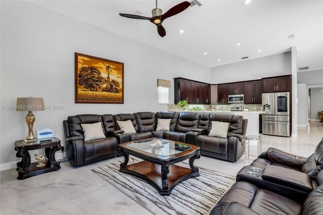 3852 Oak Ridge Cir, Weston, FL 33331