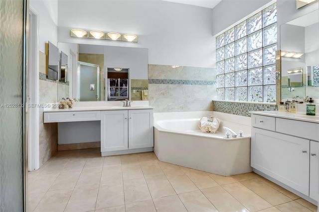 3852 Oak Ridge Cir, Weston, FL 33331