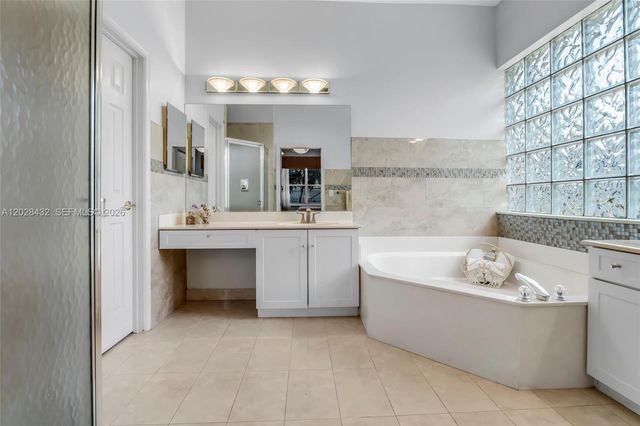 3852 Oak Ridge Cir, Weston, FL 33331