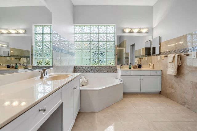 3852 Oak Ridge Cir, Weston, FL 33331