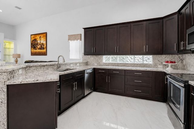 3852 Oak Ridge Cir, Weston, FL 33331