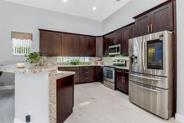 3852 Oak Ridge Cir, Weston, FL 33331