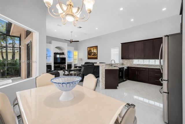 3852 Oak Ridge Cir, Weston, FL 33331