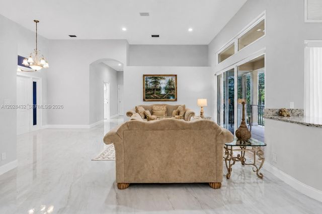 3852 Oak Ridge Cir, Weston, FL 33331