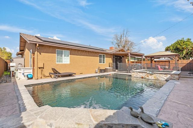 2490 Zinfandel Ln, Turlock, CA 95380