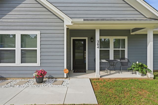 304 W Greenwood Avenue, Bowie, TX 76230