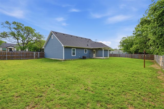 304 W Greenwood Avenue, Bowie, TX 76230