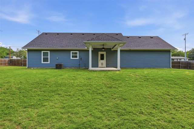 304 W Greenwood Avenue, Bowie, TX 76230