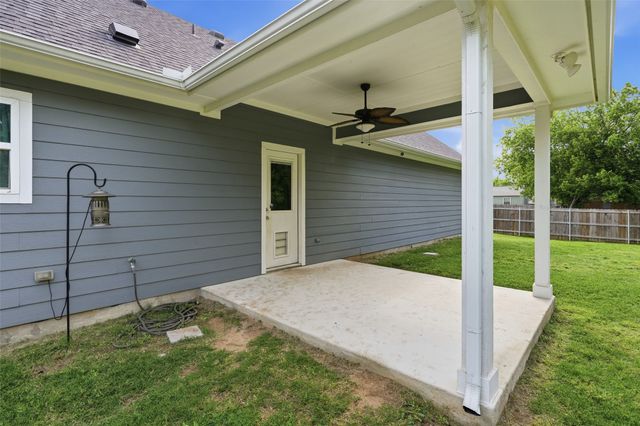 304 W Greenwood Avenue, Bowie, TX 76230