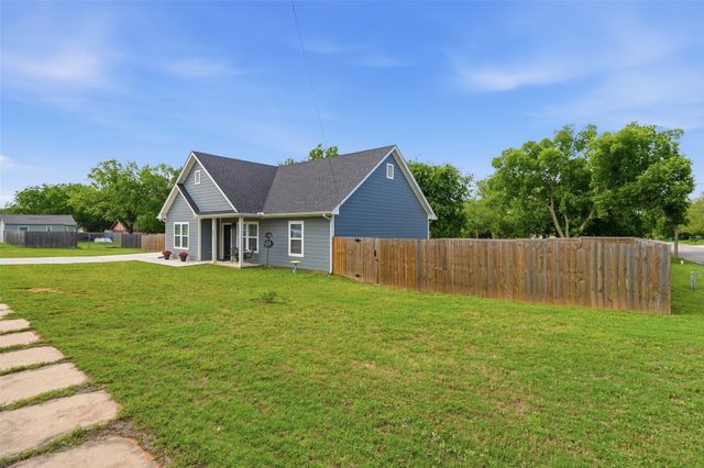304 W Greenwood Avenue, Bowie, TX 76230