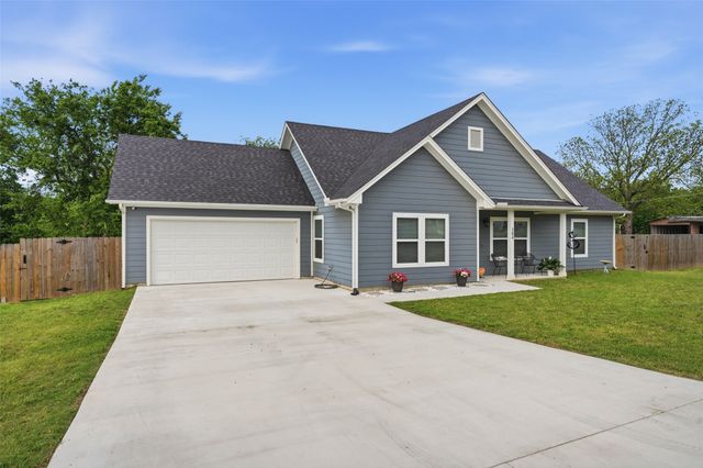 304 W Greenwood Avenue, Bowie, TX 76230