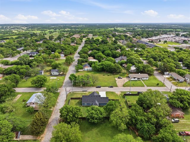 304 W Greenwood Avenue, Bowie, TX 76230