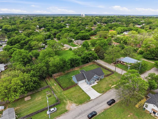 304 W Greenwood Avenue, Bowie, TX 76230