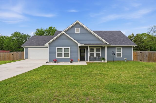 304 W Greenwood Avenue, Bowie, TX 76230