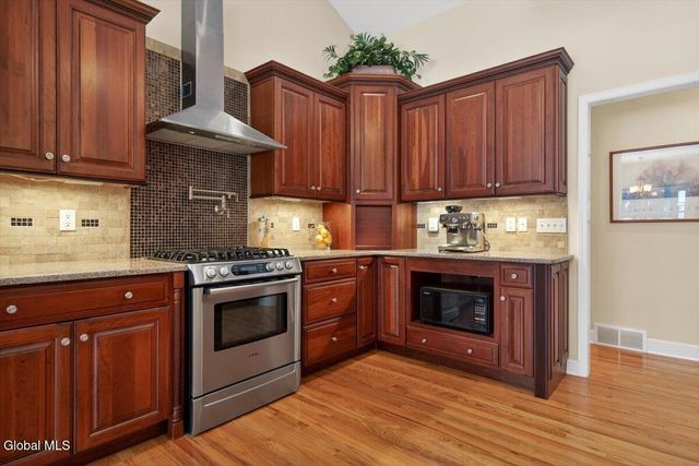 21 Wesley Court, Halfmoon, NY 12188