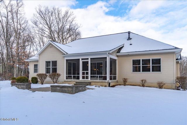 21 Wesley Court, Halfmoon, NY 12188