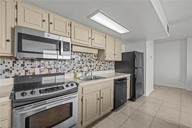 1222 E Ocean View Ave Apt 304, Norfolk, VA 23503
