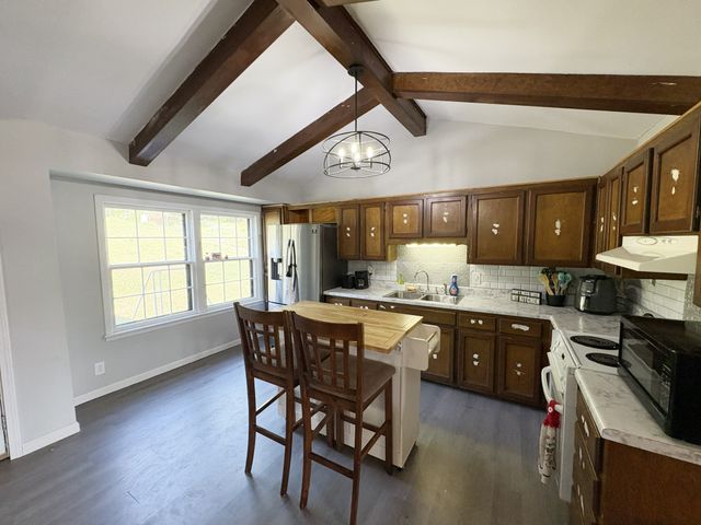 111 S Valley Rd, Hendersonville, TN 37075