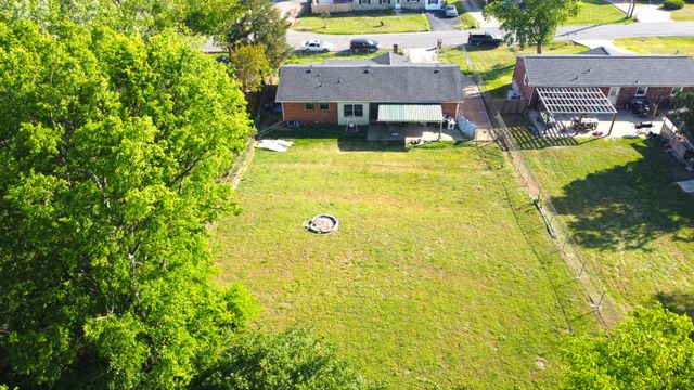 111 S Valley Rd, Hendersonville, TN 37075