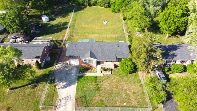 111 S Valley Rd, Hendersonville, TN 37075