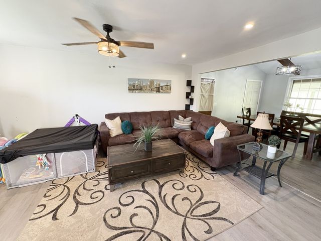 111 S Valley Rd, Hendersonville, TN 37075