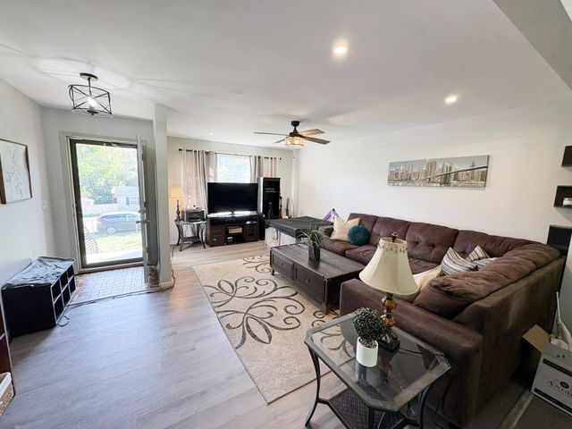 111 S Valley Rd, Hendersonville, TN 37075