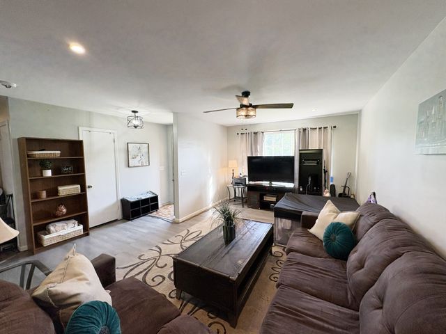 111 S Valley Rd, Hendersonville, TN 37075