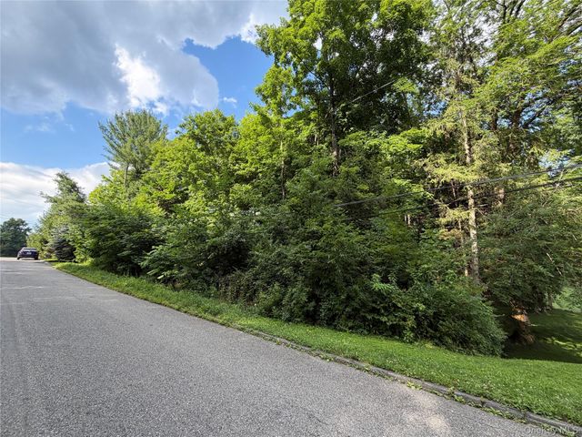 222 Beach Drive, Mahopac, NY 10541