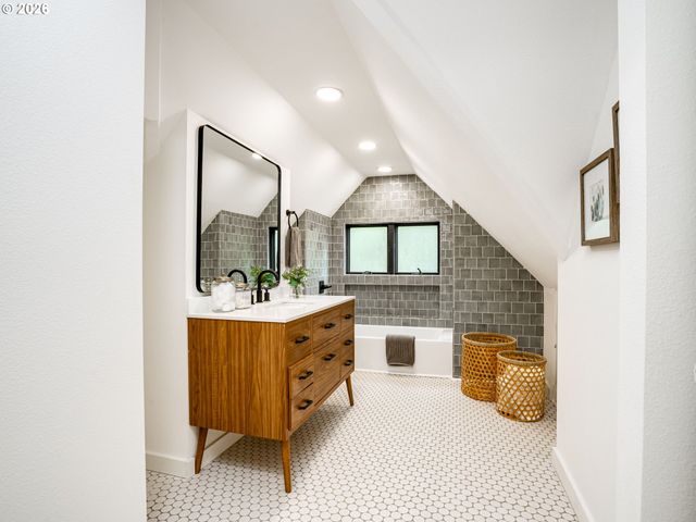 3915 NE Stanton ST, Portland, OR 97212
