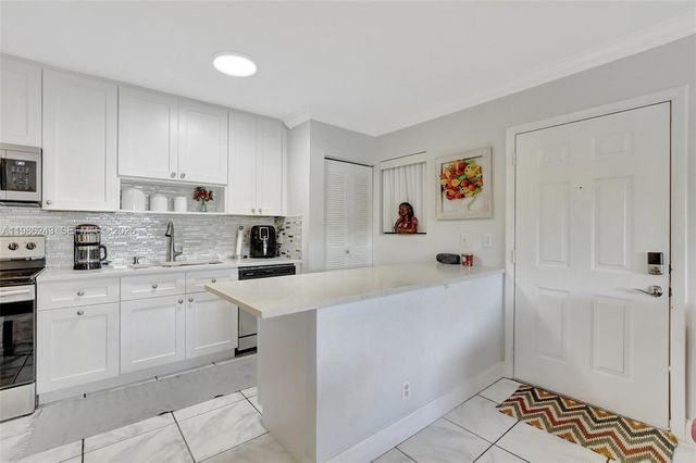 588 Trace Cir 211, Deerfield Beach, FL 33441