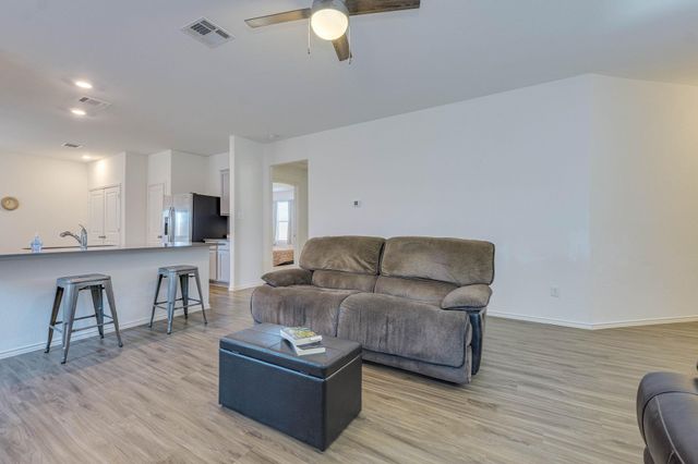 557 Greatest Gift WAY, Jarrell, TX 76537