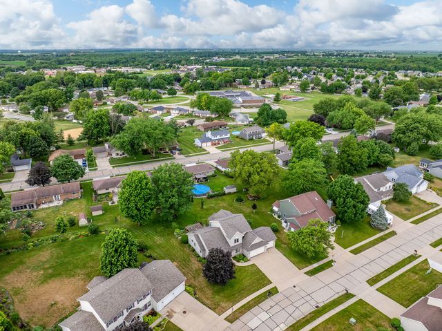 915 Pleasant Hill Drive, De Witt, IA 52472