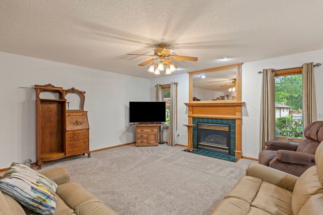 915 Pleasant Hill Drive, De Witt, IA 52472