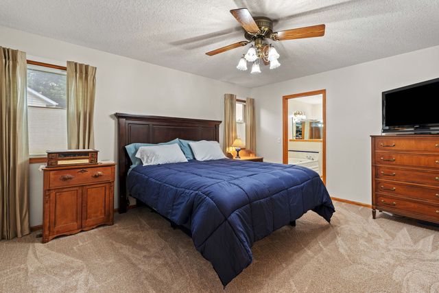 915 Pleasant Hill Drive, De Witt, IA 52472